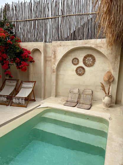 Décoration murale ronde en coquillages – motif floral artisanal de Bali