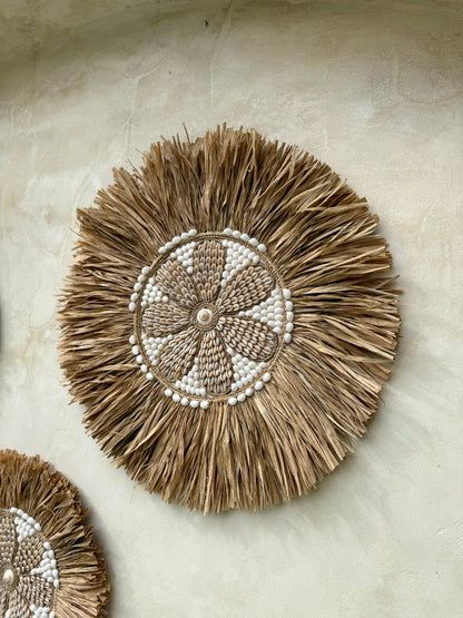 Décoration murale ronde en coquillages – motif floral artisanal de Bali