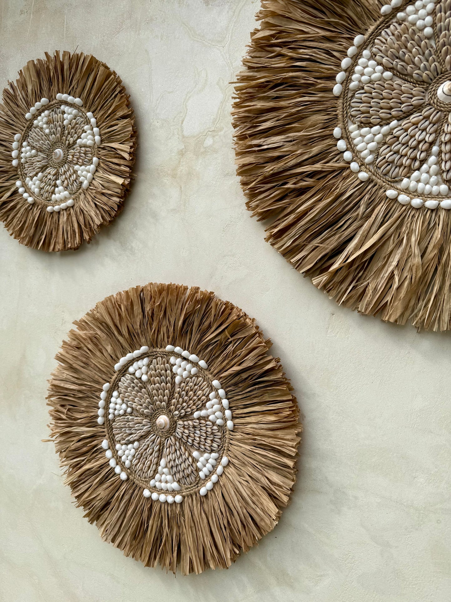 Décoration murale ronde en coquillages – motif floral artisanal de Bali