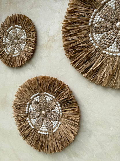 Décoration murale ronde en coquillages – motif floral artisanal de Bali