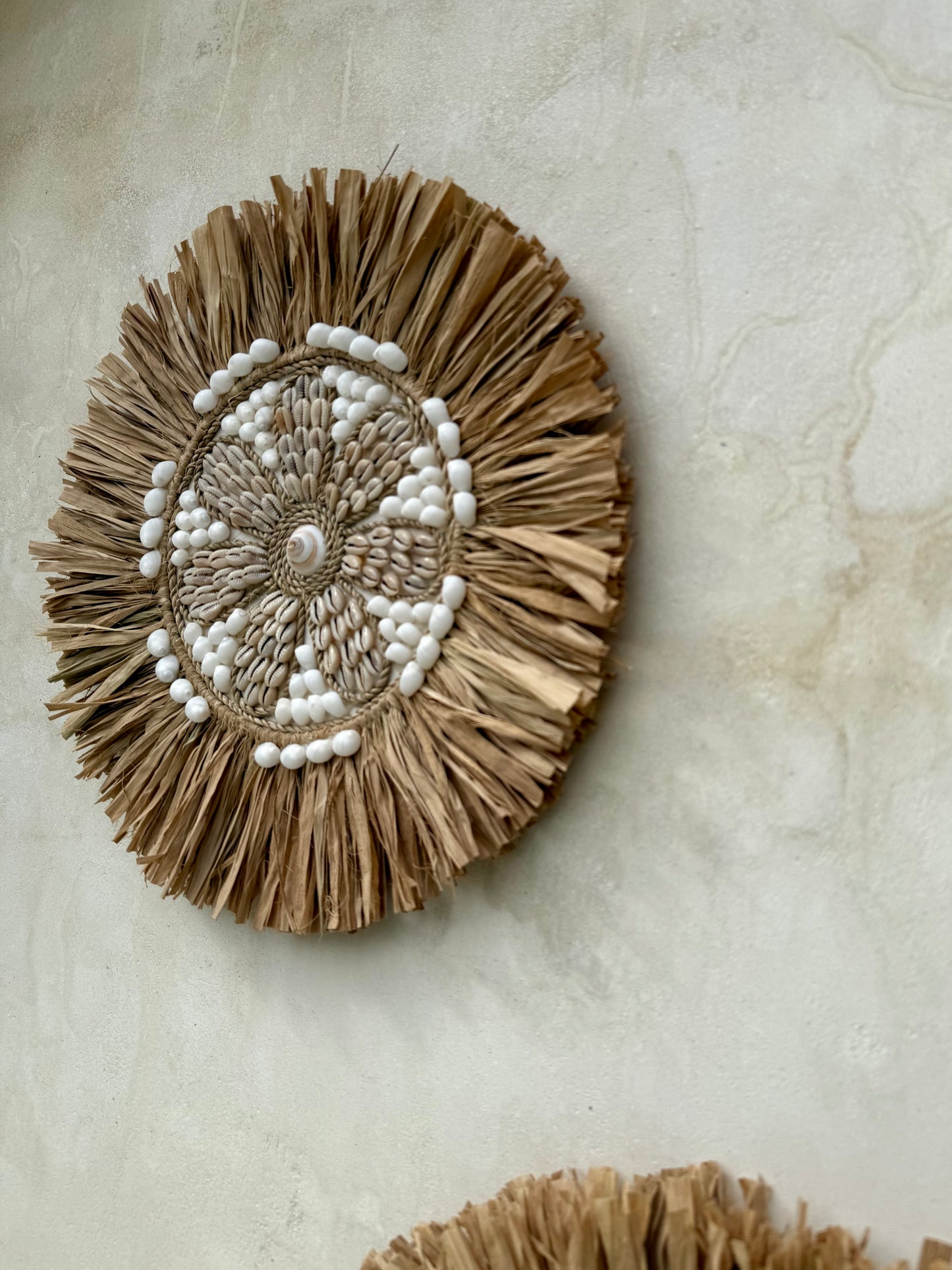 Décoration murale ronde en coquillages – motif floral artisanal de Bali