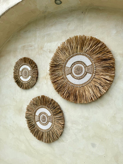 Décoration murale ronde en coquillages Cauri, perles blanches et cordelettes naturelles – création artisanale de Bali