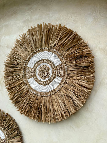 Décoration murale ronde en coquillages Cauri, perles blanches et cordelettes naturelles – création artisanale de Bali