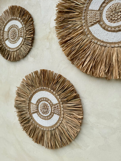 Décoration murale ronde en coquillages Cauri, perles blanches et cordelettes naturelles – création artisanale de Bali