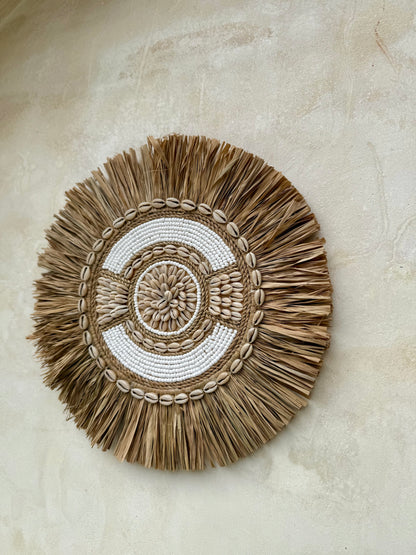 Décoration murale ronde en coquillages Cauri, perles blanches et cordelettes naturelles – création artisanale de Bali