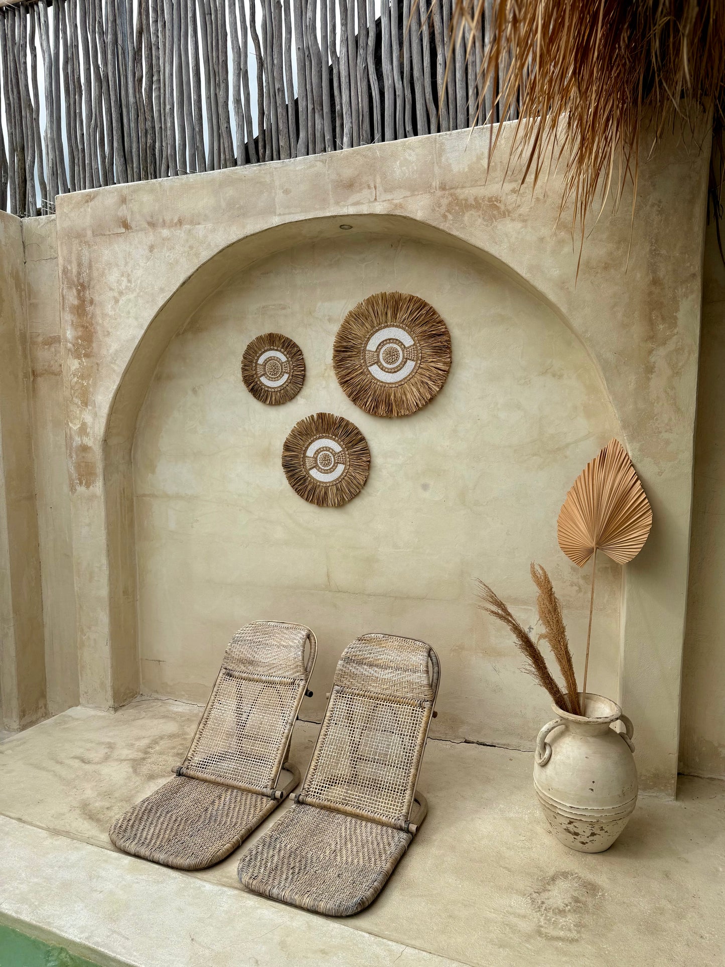 Décoration murale ronde en coquillages Cauri, perles blanches et cordelettes naturelles – création artisanale de Bali