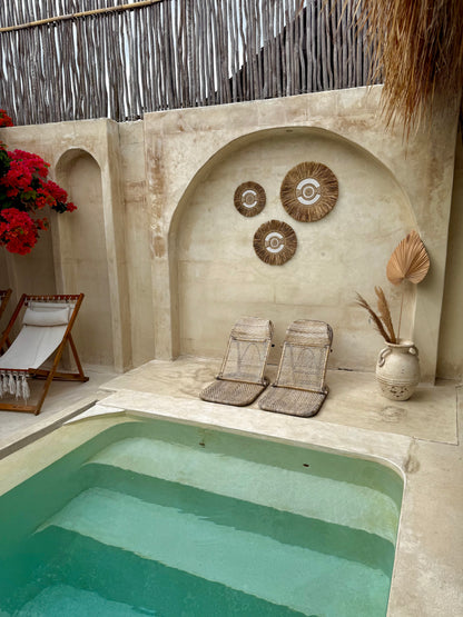 Décoration murale ronde en coquillages Cauri, perles blanches et cordelettes naturelles – création artisanale de Bali