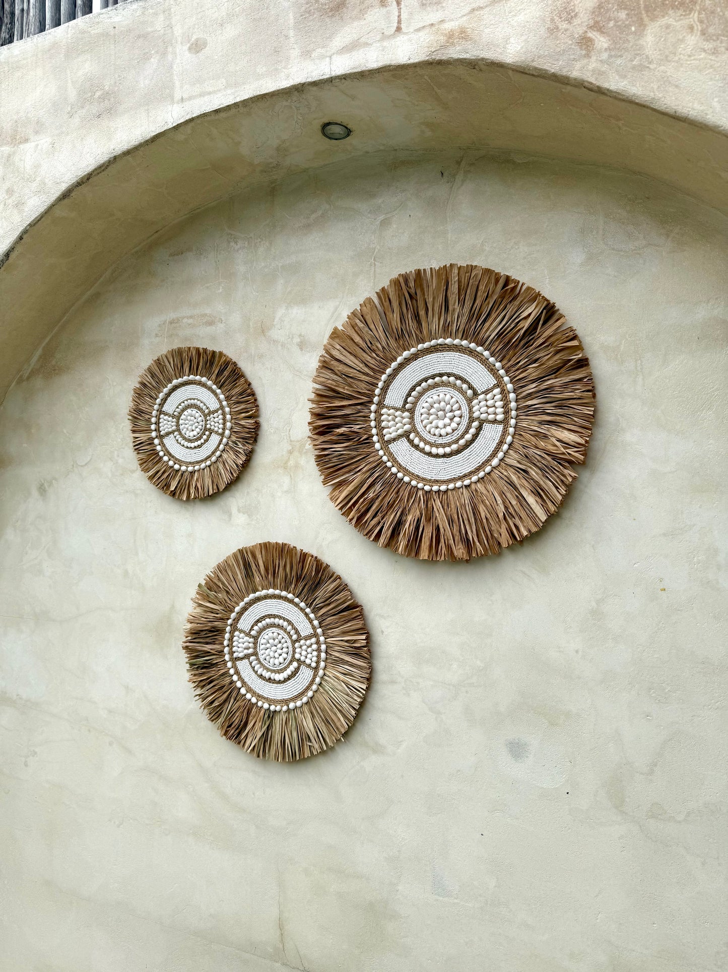 Rond mural bohème en coquillages blancs, perles et fibres naturelles – décoration artisanale balinaise