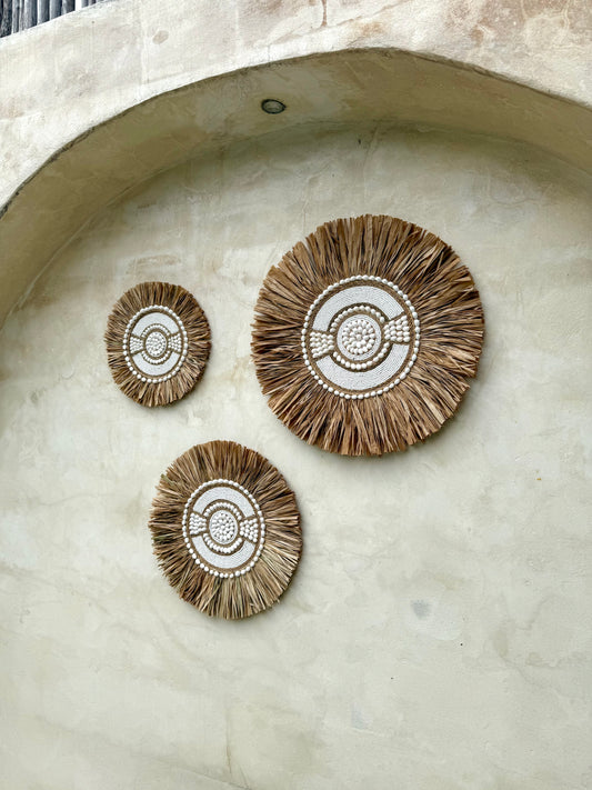 Rond mural bohème en coquillages blancs, perles et fibres naturelles – décoration artisanale balinaise