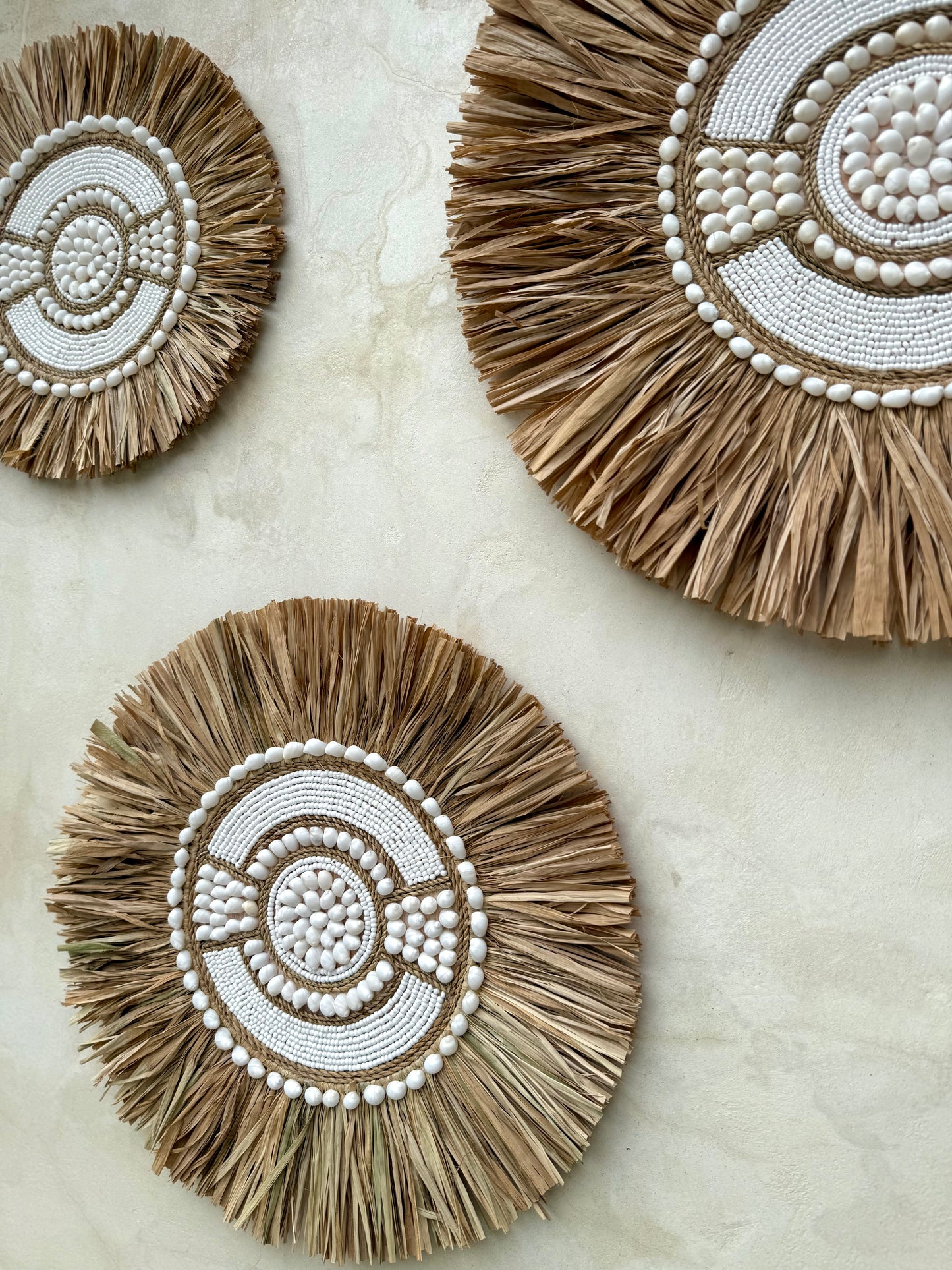 Rond mural bohème en coquillages blancs, perles et fibres naturelles – décoration artisanale balinaise