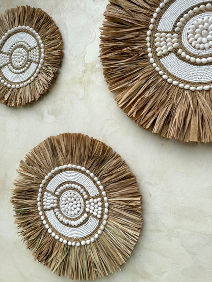 Rond mural bohème en coquillages blancs, perles et fibres naturelles – décoration artisanale balinaise