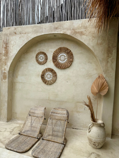 Rond mural bohème en coquillages blancs, perles et fibres naturelles – décoration artisanale balinaise