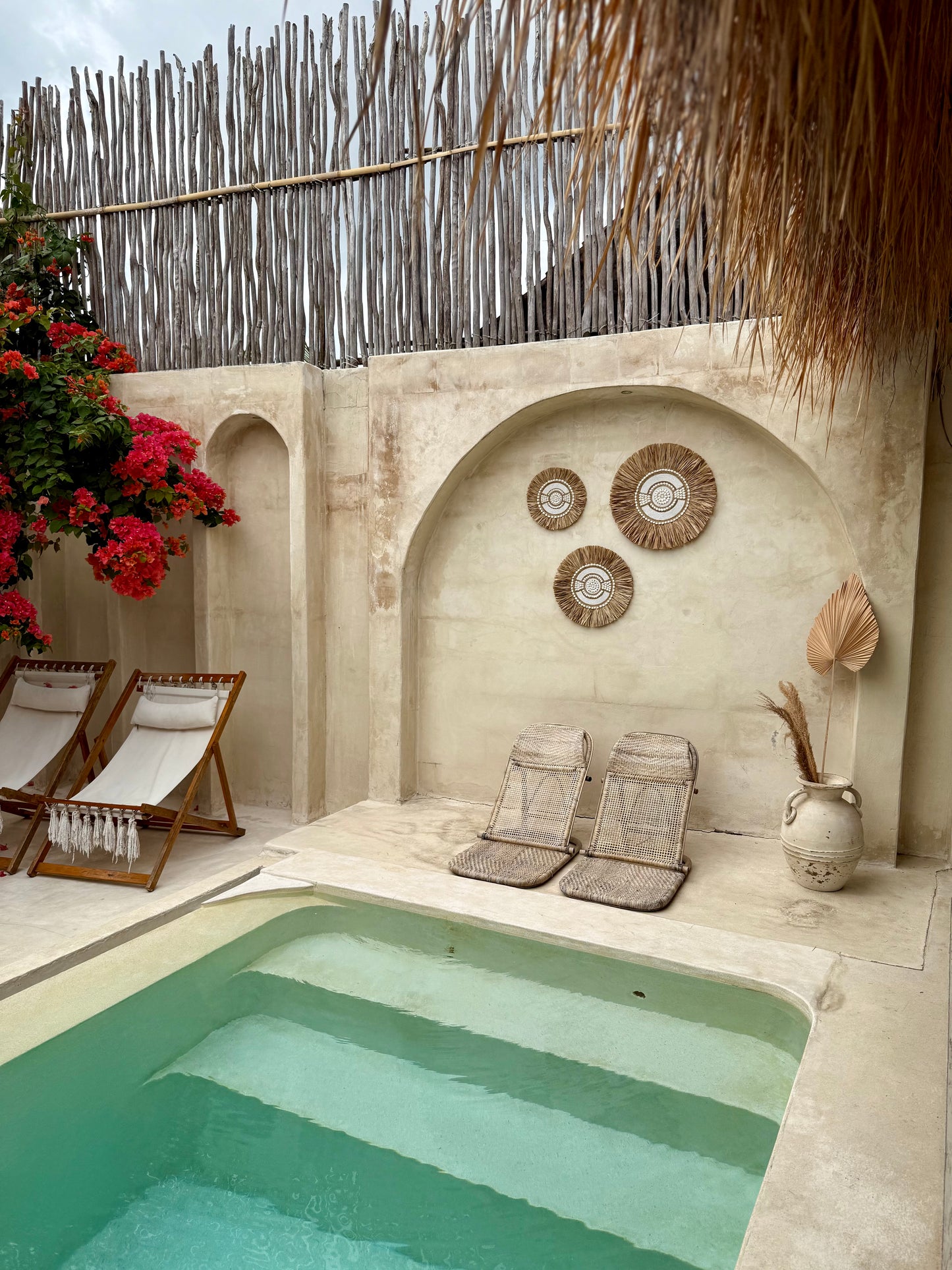 Rond mural bohème en coquillages blancs, perles et fibres naturelles – décoration artisanale balinaise