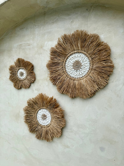 Décoration murale ronde en forme de fleur – coquillages Cauri et Anadara – création artisanale de Bali