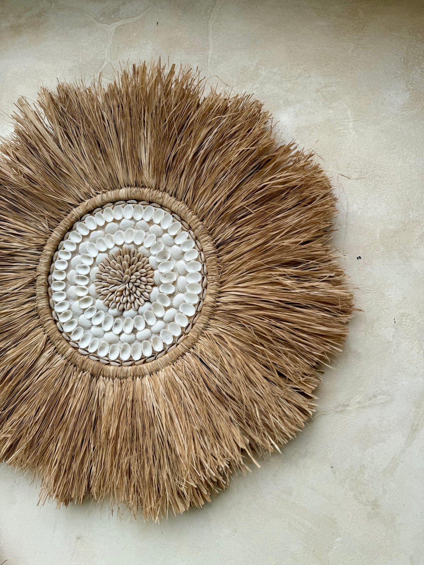 Décoration murale ronde en forme de fleur – coquillages Cauri et Anadara – création artisanale de Bali