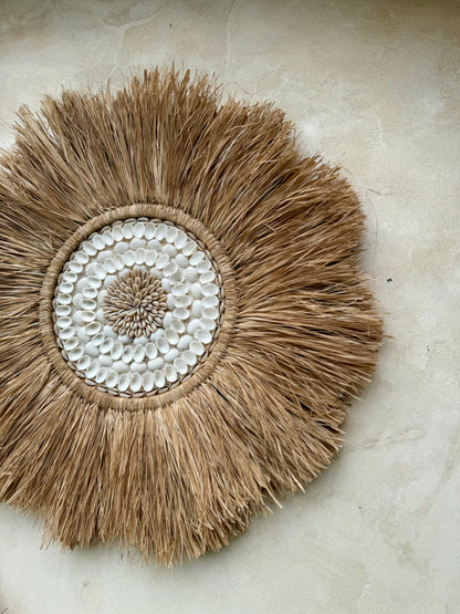 Décoration murale ronde en forme de fleur – coquillages Cauri et Anadara – création artisanale de Bali