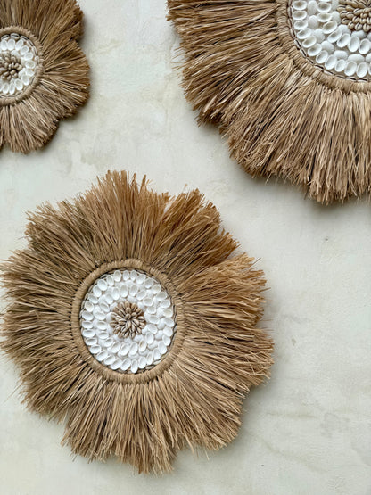 Décoration murale ronde en forme de fleur – coquillages Cauri et Anadara – création artisanale de Bali