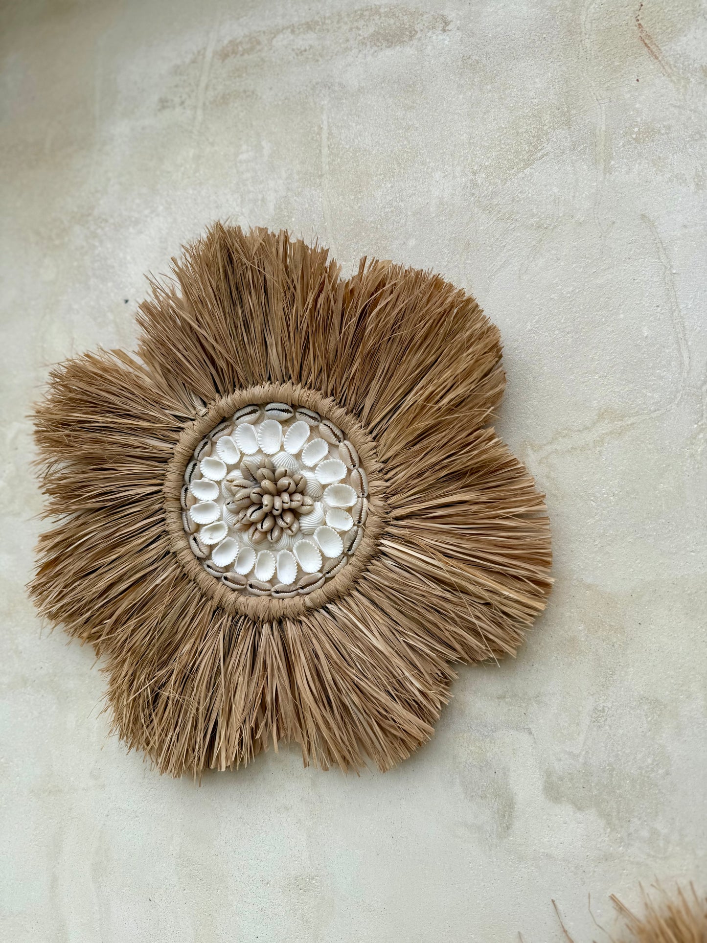 Décoration murale ronde en forme de fleur – coquillages Cauri et Anadara – création artisanale de Bali