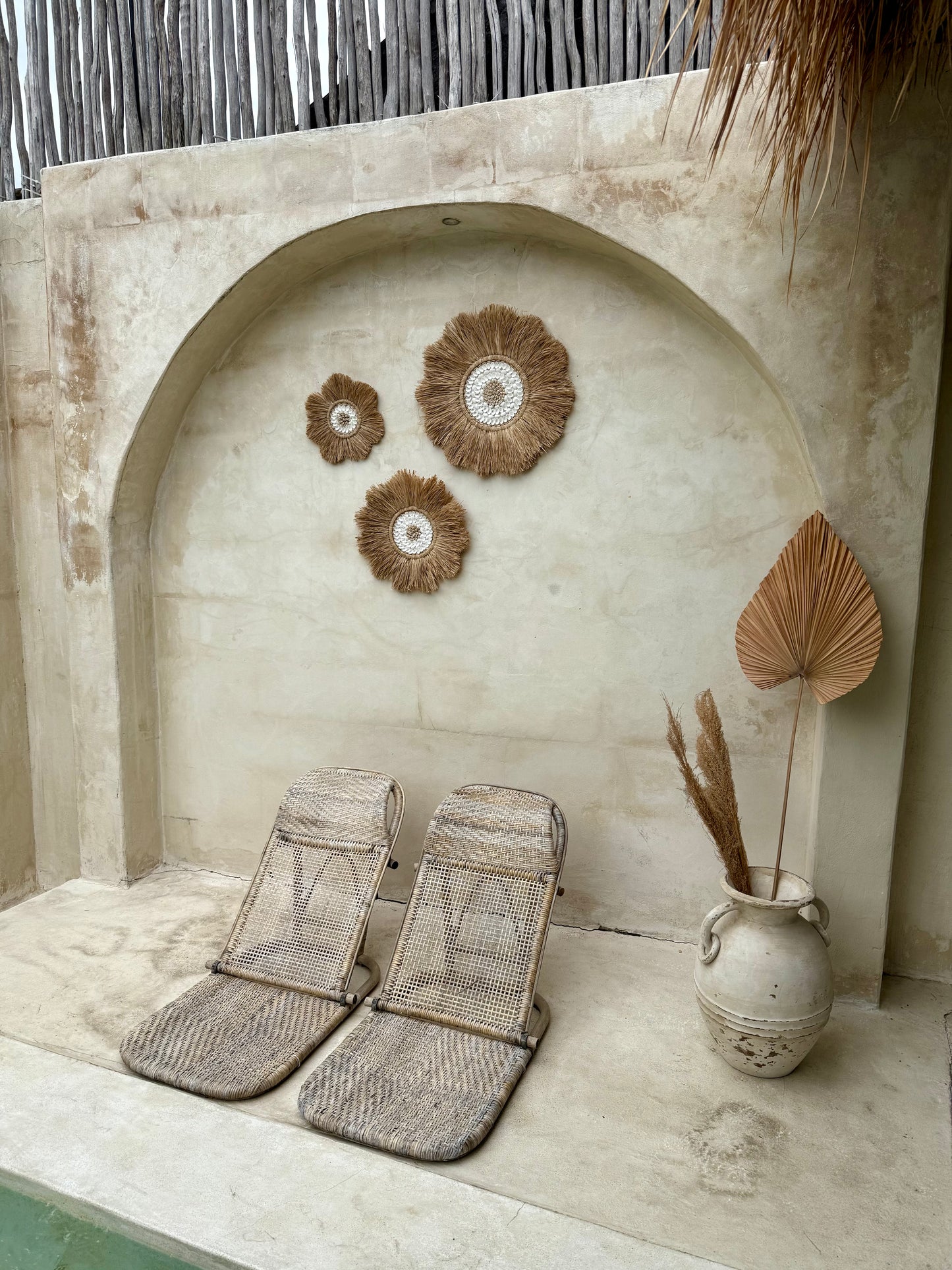 Décoration murale ronde en forme de fleur – coquillages Cauri et Anadara – création artisanale de Bali