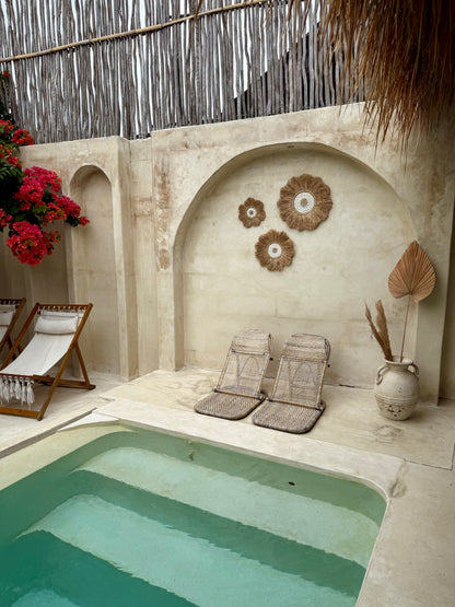 Décoration murale ronde en forme de fleur – coquillages Cauri et Anadara – création artisanale de Bali