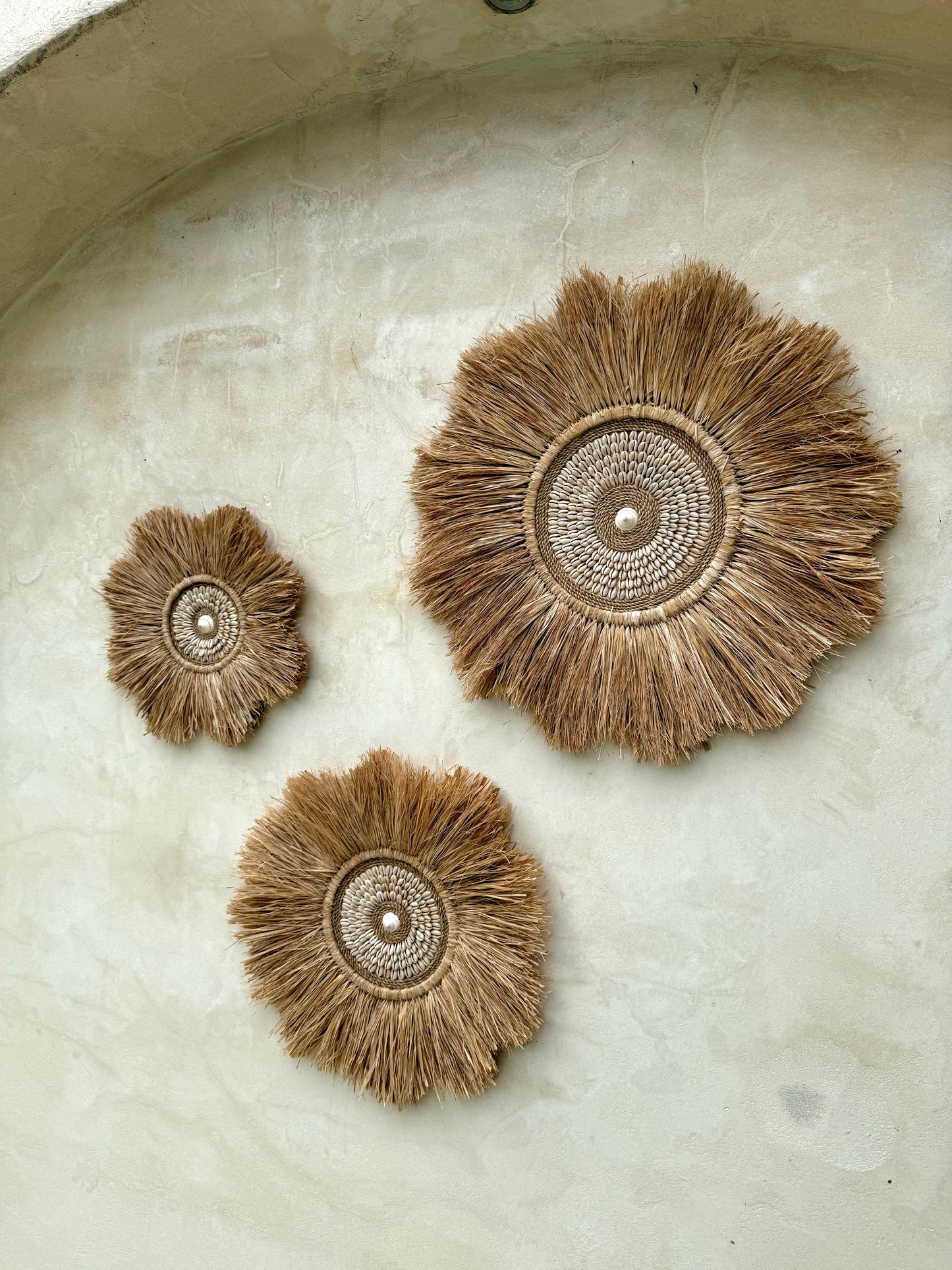 Décoration murale ronde en forme de fleur – coquillages et plantes aquatiques séchées – artisanat de Bali