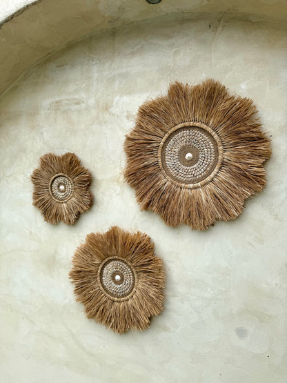 Décoration murale ronde en forme de fleur – coquillages et plantes aquatiques séchées – artisanat de Bali