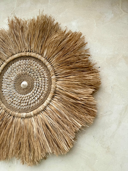 Décoration murale ronde en forme de fleur – coquillages et plantes aquatiques séchées – artisanat de Bali