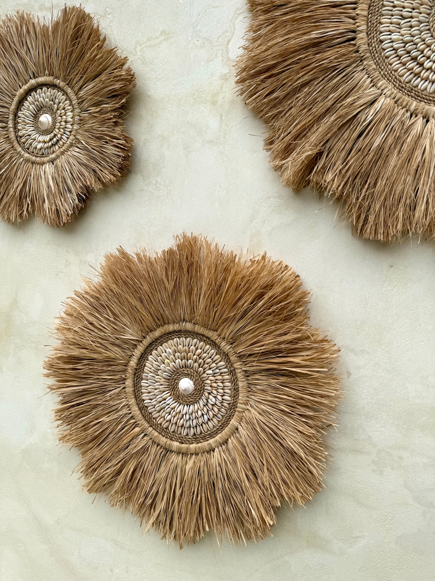 Décoration murale ronde en forme de fleur – coquillages et plantes aquatiques séchées – artisanat de Bali