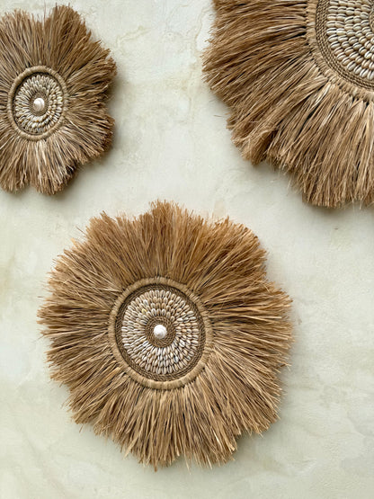 Décoration murale ronde en forme de fleur – coquillages et plantes aquatiques séchées – artisanat de Bali