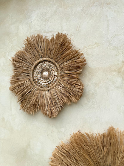 Décoration murale ronde en forme de fleur – coquillages et plantes aquatiques séchées – artisanat de Bali