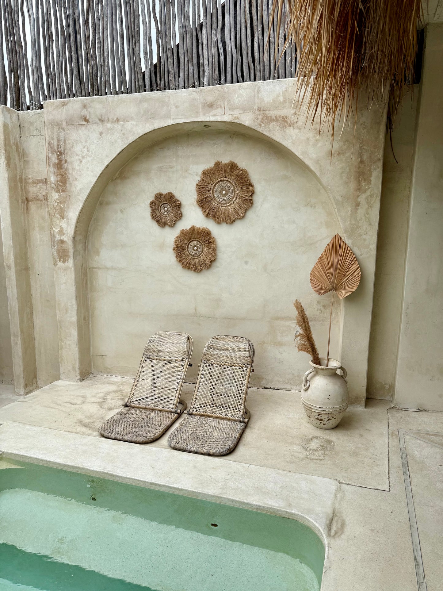 Décoration murale ronde en forme de fleur – coquillages et plantes aquatiques séchées – artisanat de Bali