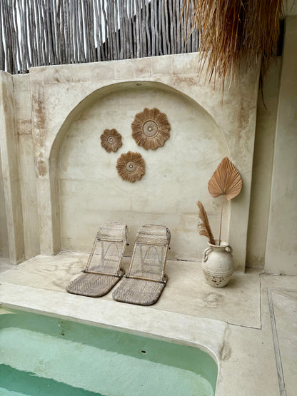 Décoration murale ronde en forme de fleur – coquillages et plantes aquatiques séchées – artisanat de Bali