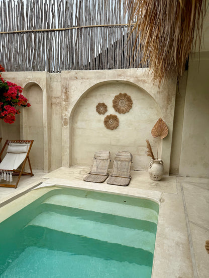 Décoration murale ronde en forme de fleur – coquillages et plantes aquatiques séchées – artisanat de Bali