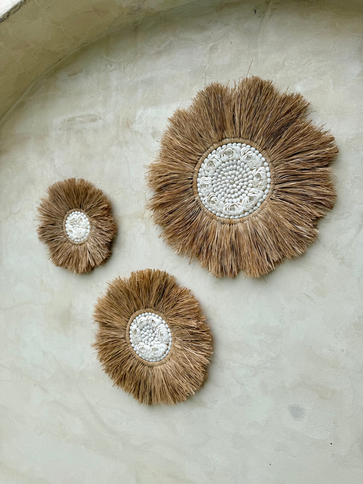 Décoration murale ronde en forme de fleur – coquillages Anadara et coquillages blancs naturels – création artisanale de Bali