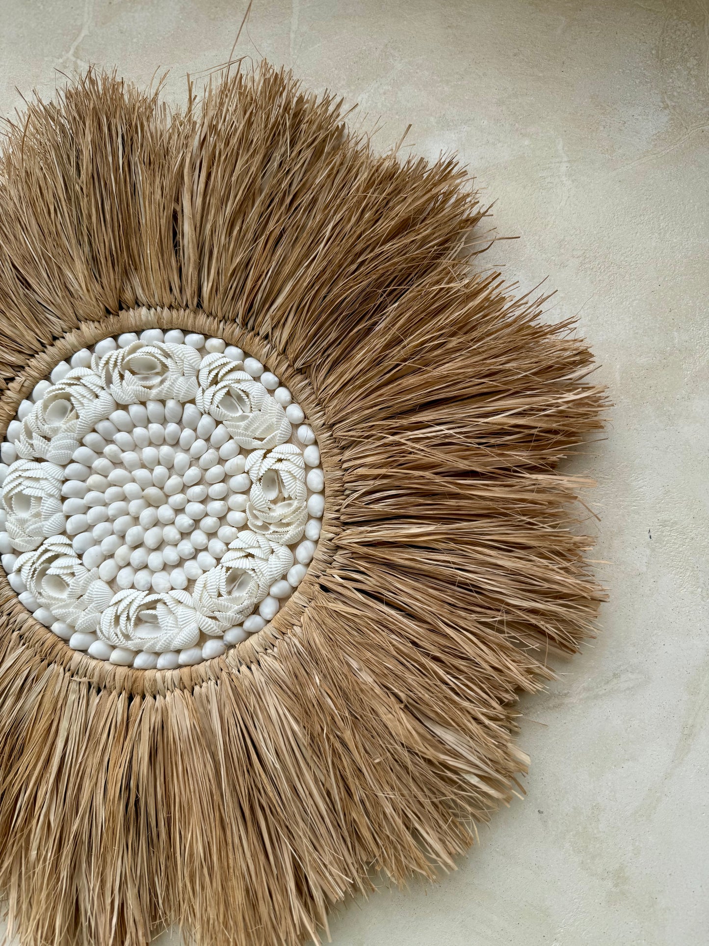 Décoration murale ronde en forme de fleur – coquillages Anadara et coquillages blancs naturels – création artisanale de Bali