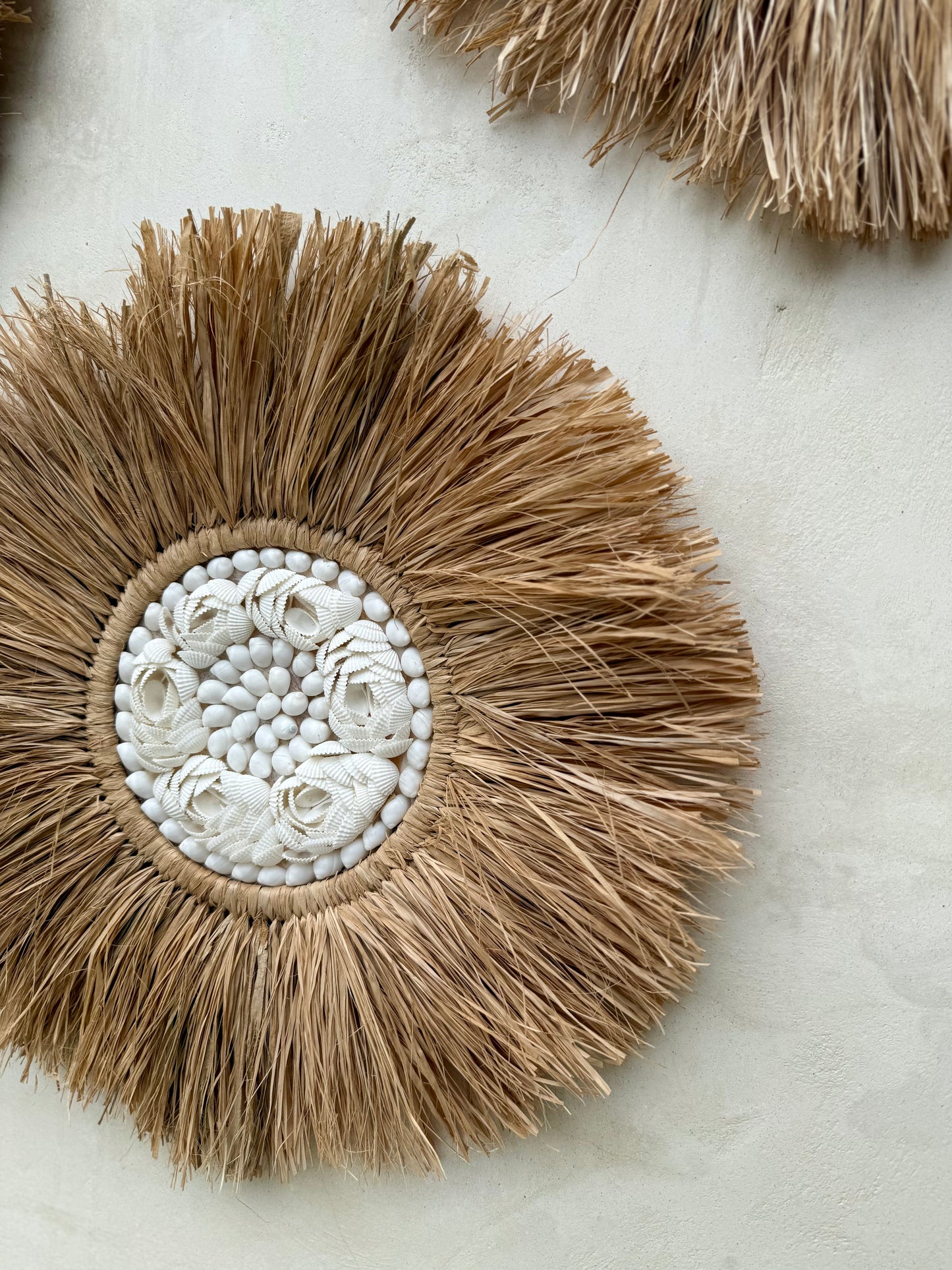 Décoration murale ronde en forme de fleur – coquillages Anadara et coquillages blancs naturels – création artisanale de Bali