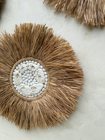 Décoration murale ronde en forme de fleur – coquillages Anadara et coquillages blancs naturels – création artisanale de Bali