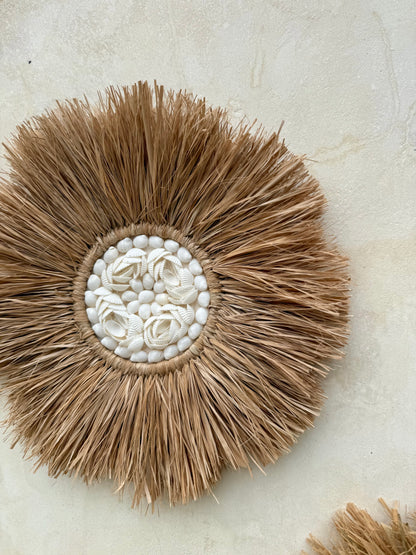 Décoration murale ronde en forme de fleur – coquillages Anadara et coquillages blancs naturels – création artisanale de Bali