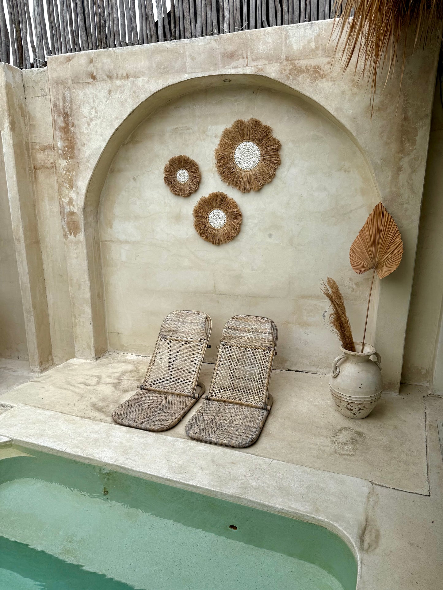 Décoration murale ronde en forme de fleur – coquillages Anadara et coquillages blancs naturels – création artisanale de Bali