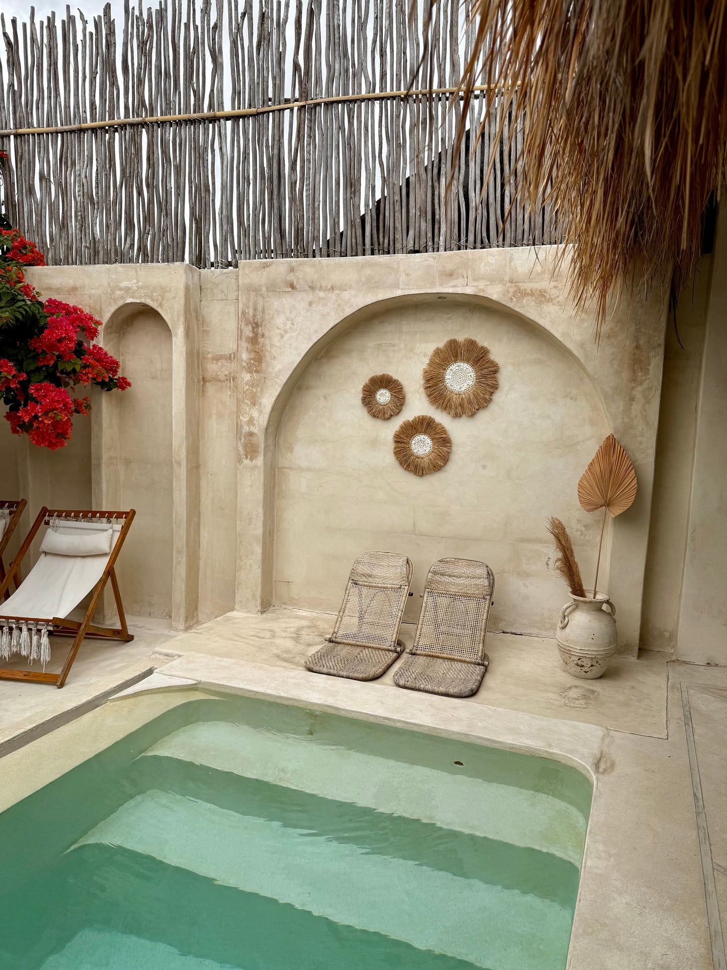 Décoration murale ronde en forme de fleur – coquillages Anadara et coquillages blancs naturels – création artisanale de Bali