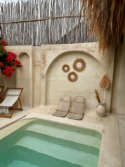 Décoration murale ronde en forme de fleur – coquillages Anadara et coquillages blancs naturels – création artisanale de Bali