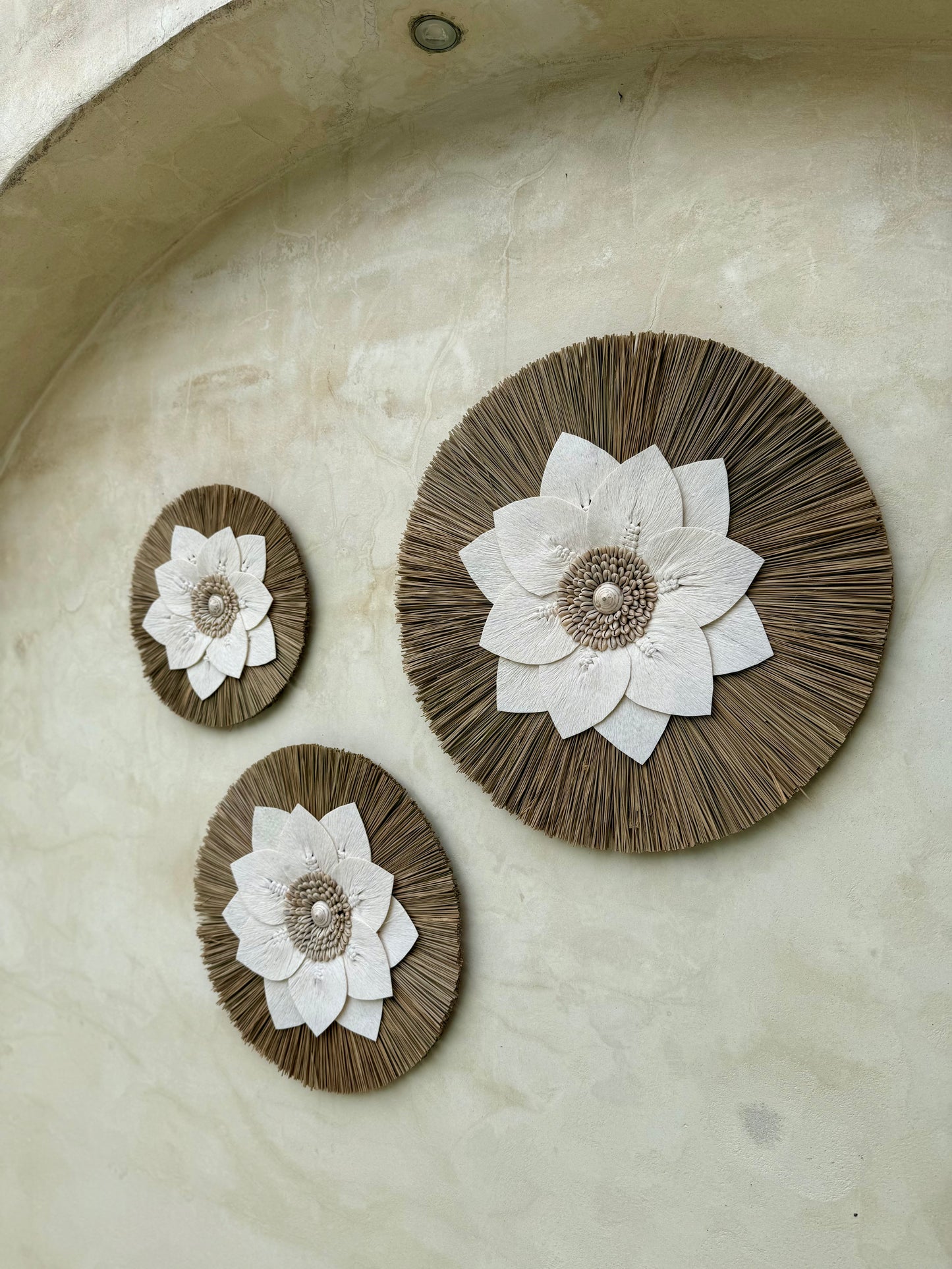 Décoration murale ronde en coquillages et feuilles de macramé – création artisanale de Bali