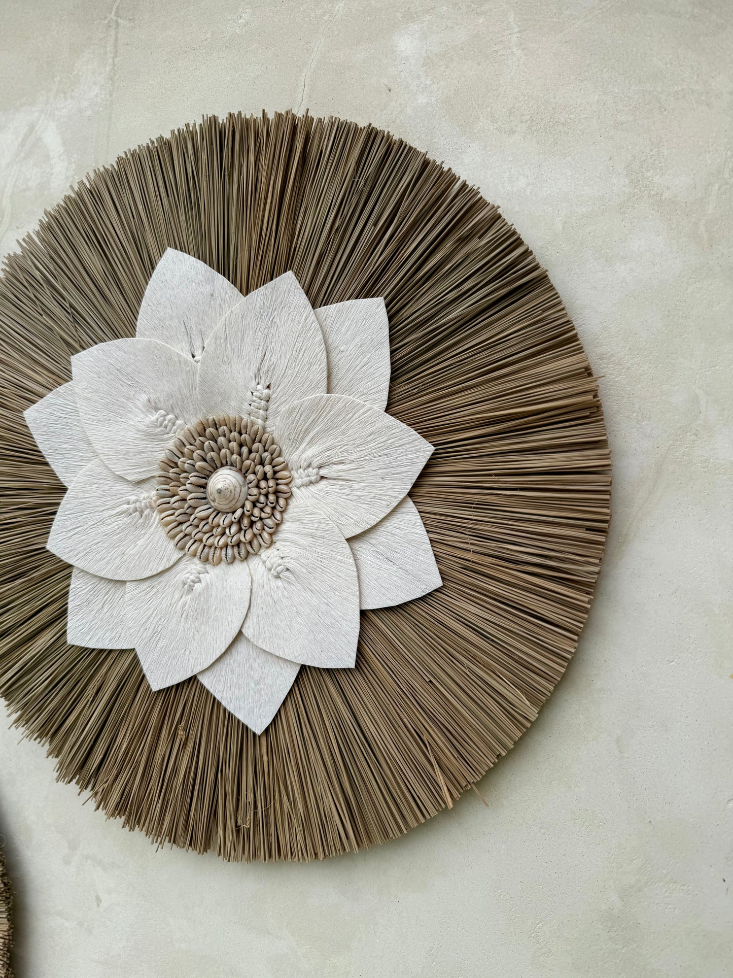 Décoration murale ronde en coquillages et feuilles de macramé – création artisanale de Bali
