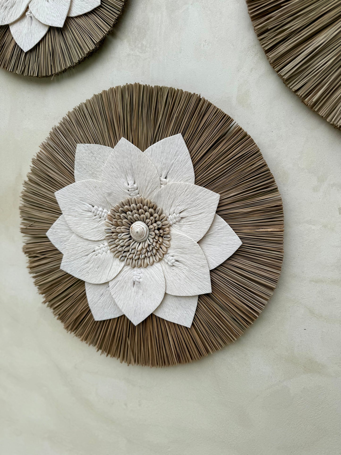 Décoration murale ronde en coquillages et feuilles de macramé – création artisanale de Bali