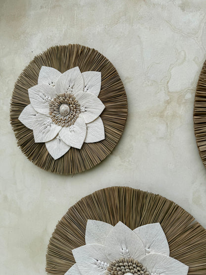 Décoration murale ronde en coquillages et feuilles de macramé – création artisanale de Bali