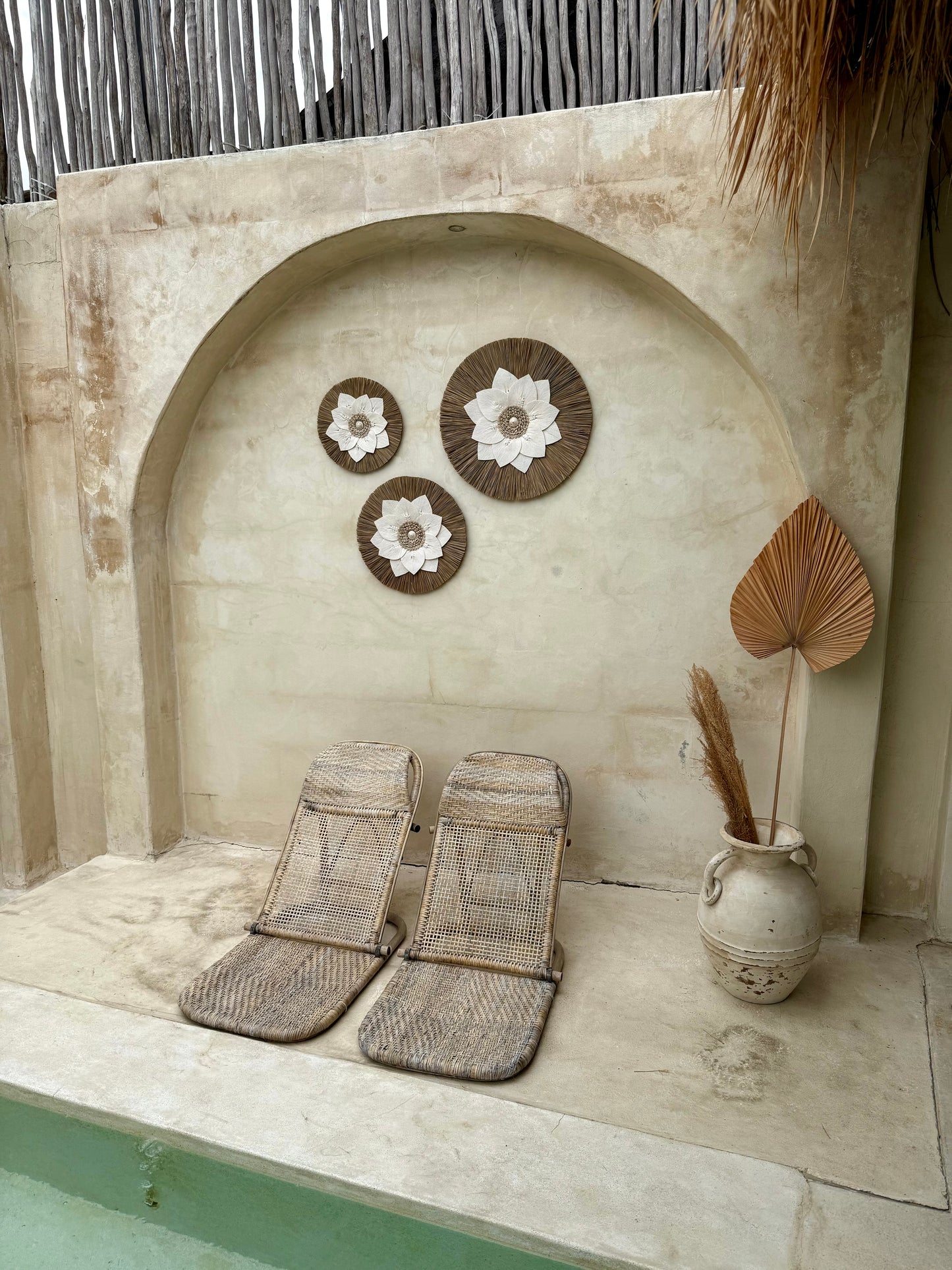 Décoration murale ronde en coquillages et feuilles de macramé – création artisanale de Bali