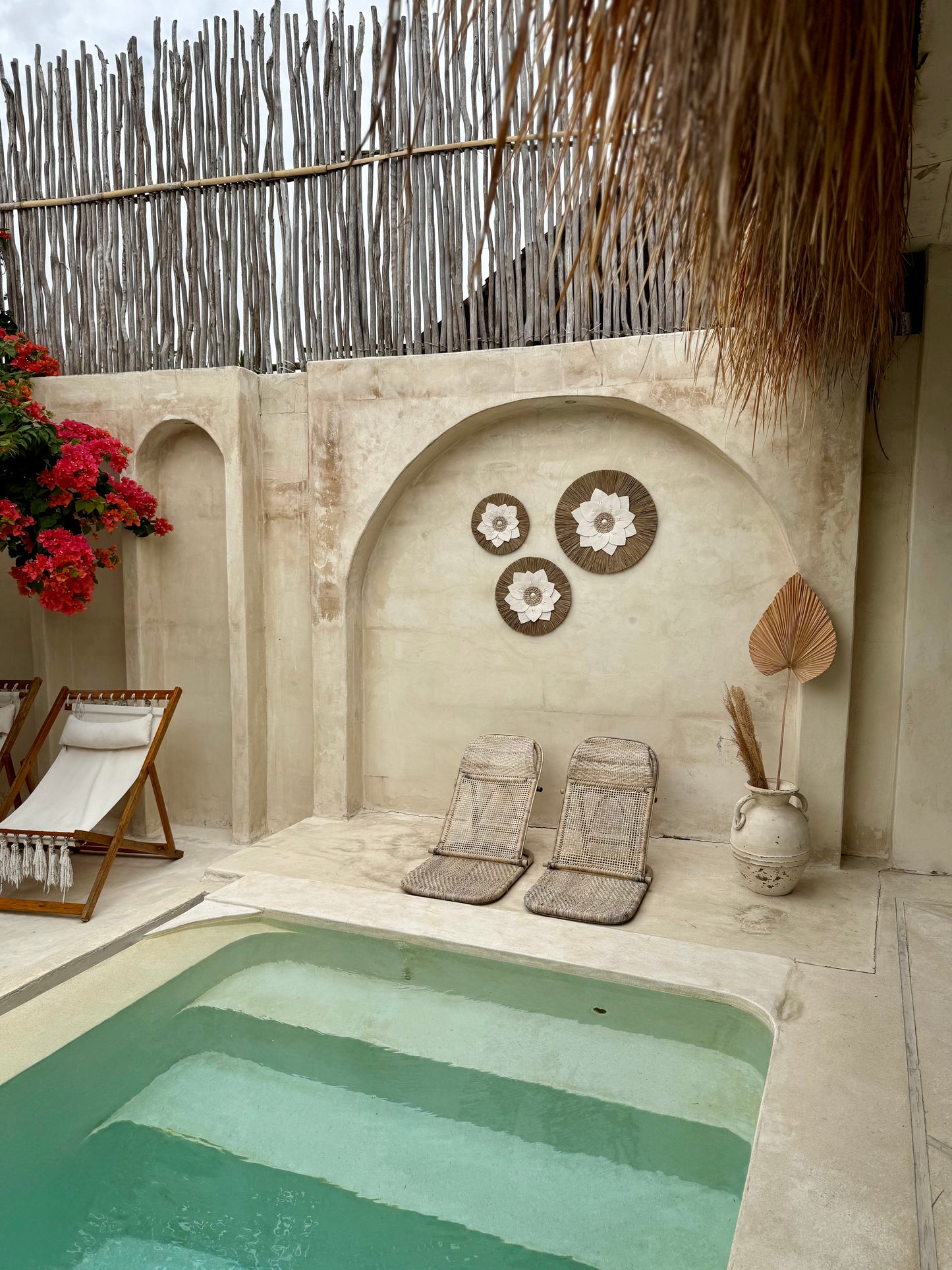 Décoration murale ronde en coquillages et feuilles de macramé – création artisanale de Bali