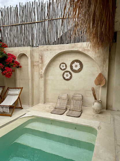 Décoration murale ronde en coquillages et feuilles de macramé – création artisanale de Bali