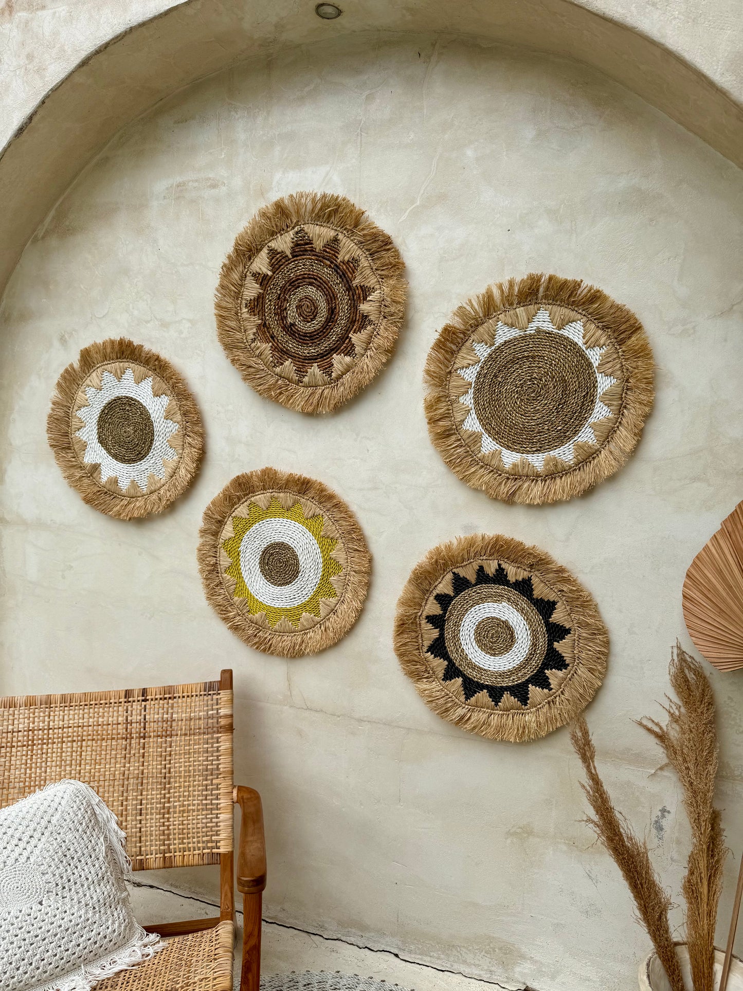 Décoration murale ronde en fibres naturelles – artisanat bohème de Bali