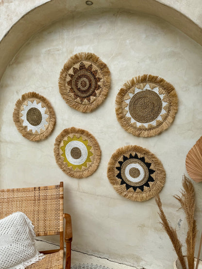 Décoration murale ronde en fibres naturelles – artisanat bohème de Bali